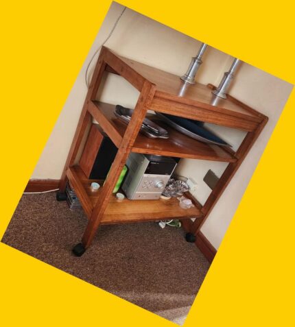 Mesa auxiliar con ruedas