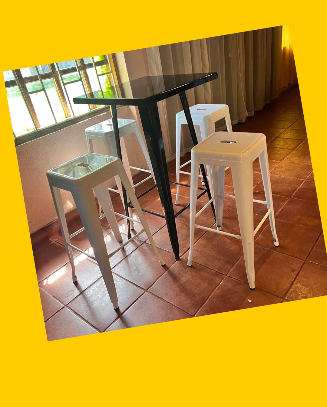 Mesa con 4 taburetes Tolix