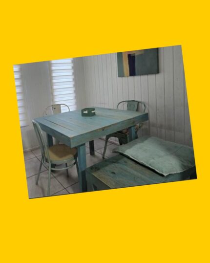 Mesa de madera vintage con banca y 2 sillas