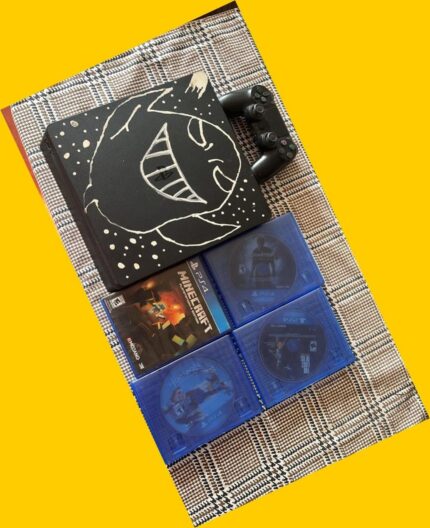 PS4 con mando y 4 juegos