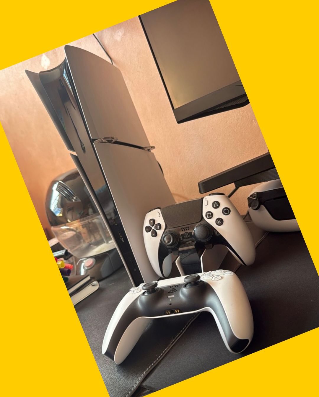 PS5 con 2 controles (uno DualSense Edge y otro normal) PlayStation