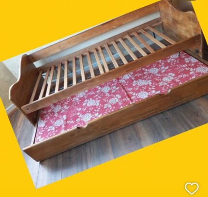 Cama nido de madera con un colchón