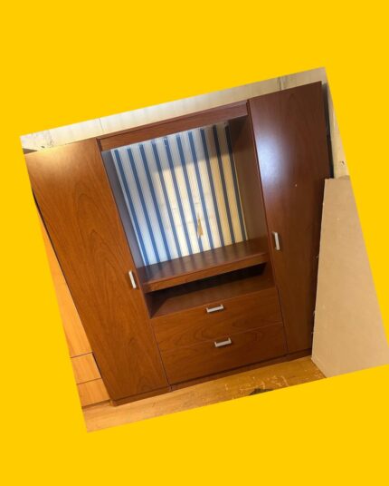 Clóset con espacio central para TV