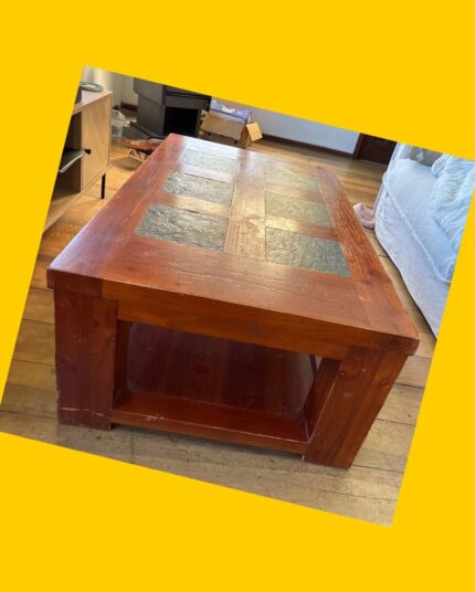 Mesa de centro de madera con losas de pizarra Sodimac