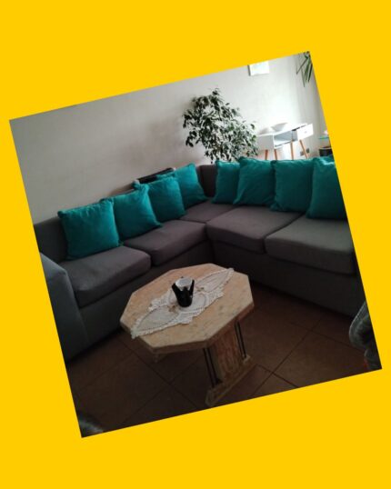 Sofá en L, 5 cuerpos con cojines y mesa