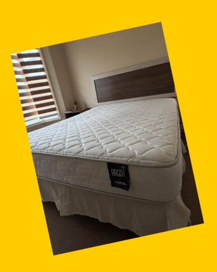 Cama 2 plazas + velador + respaldo + ropa de cama Rosen