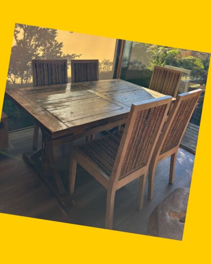 Mesa de comedor de madera con 6 sillas de ratán