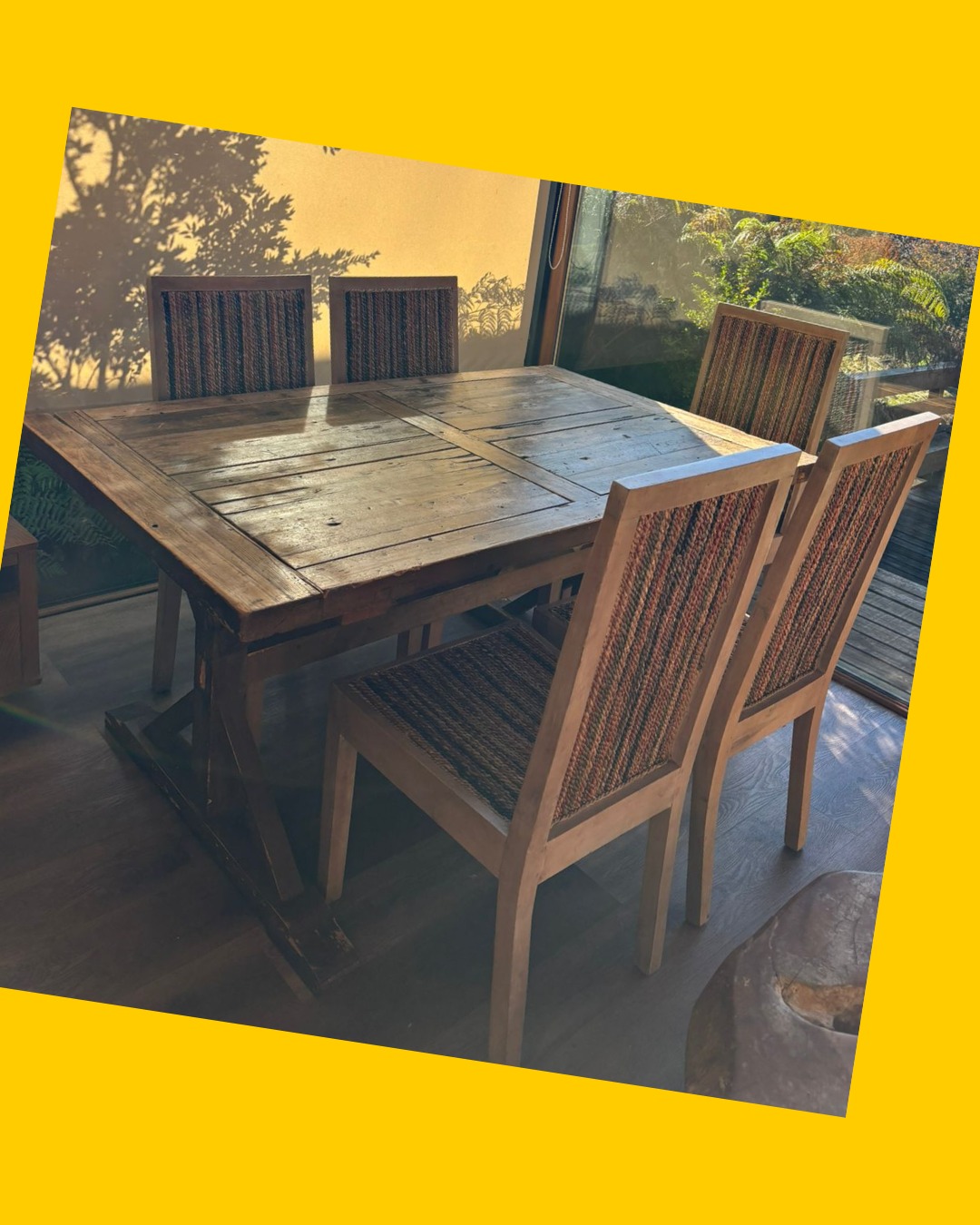 Mesa de comedor de madera con 6 sillas de ratán