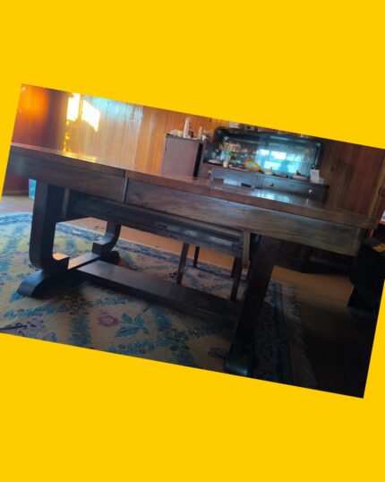 Mesa de madera de laurel