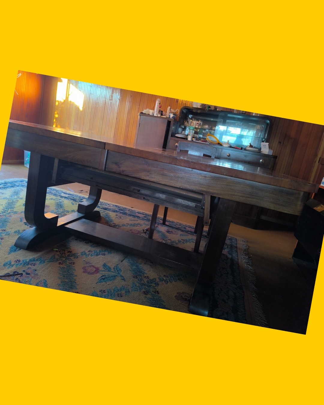 Mesa de madera de laurel