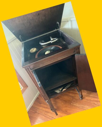 Vitrola / gramófono antiguo con mueble Brunswick