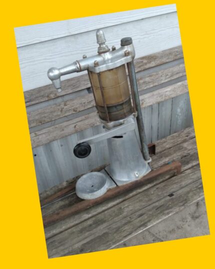 Dispensador de aceite antiguo de almacen
