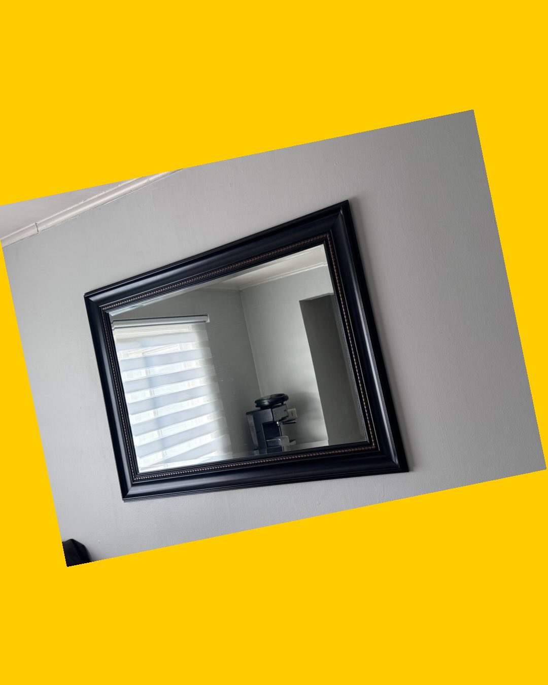 Espejo rectangular con marco negro decorativo
