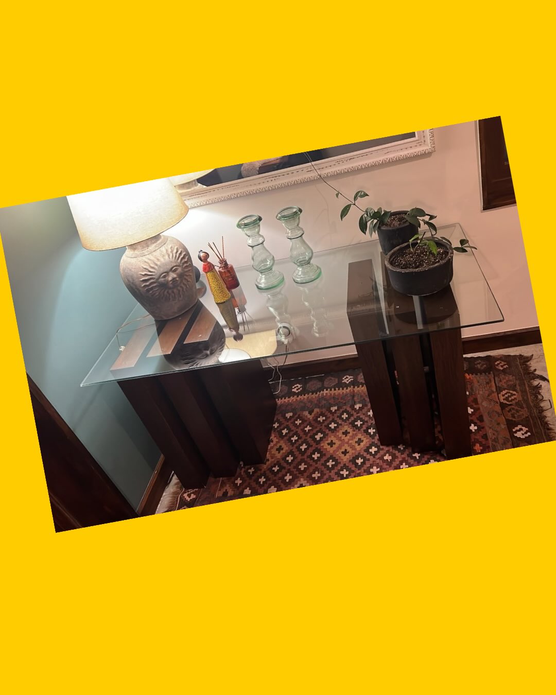 Mesa de vidrio y madera