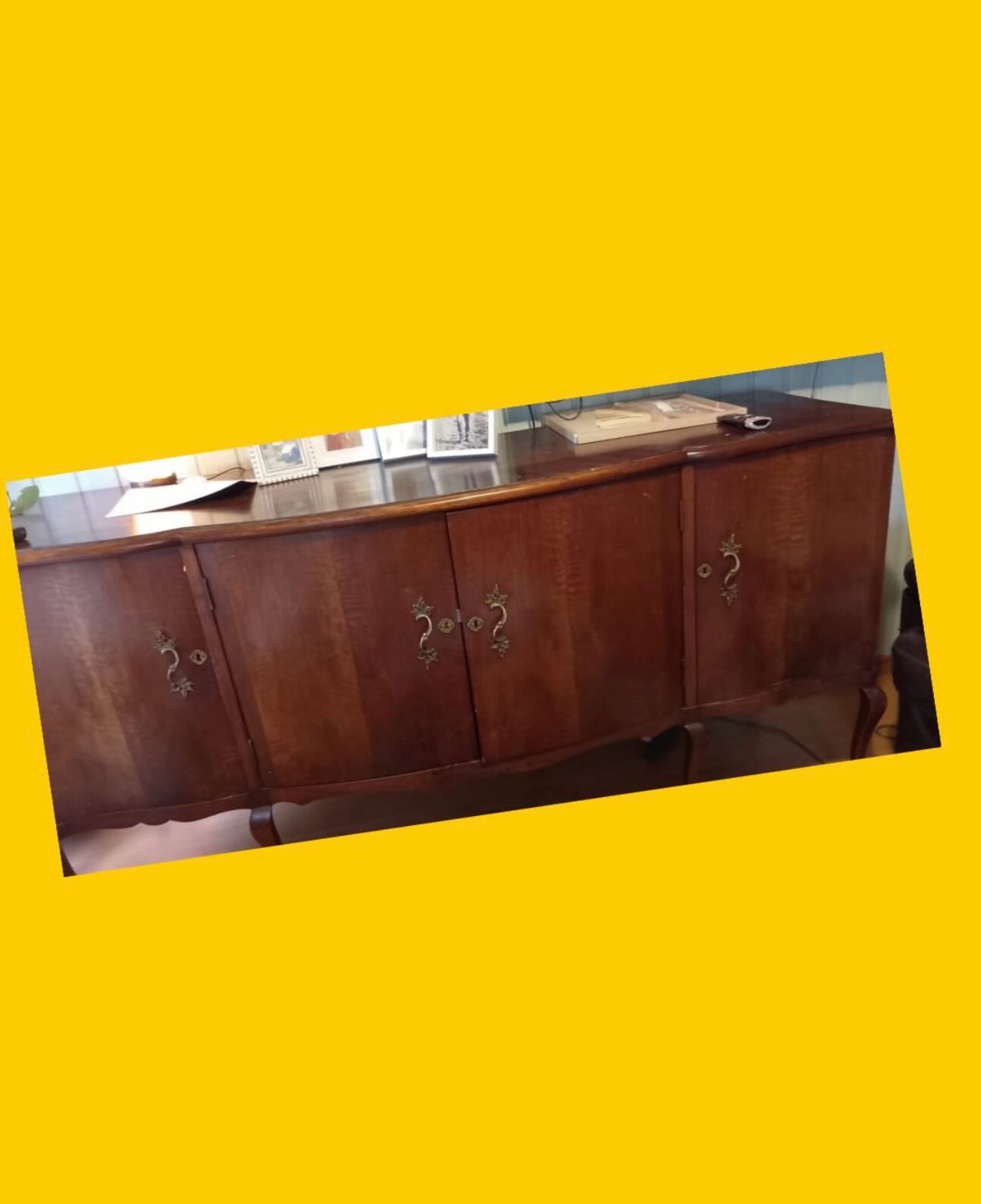 Mueble buffet o Aparador antiguo de madera de lingue