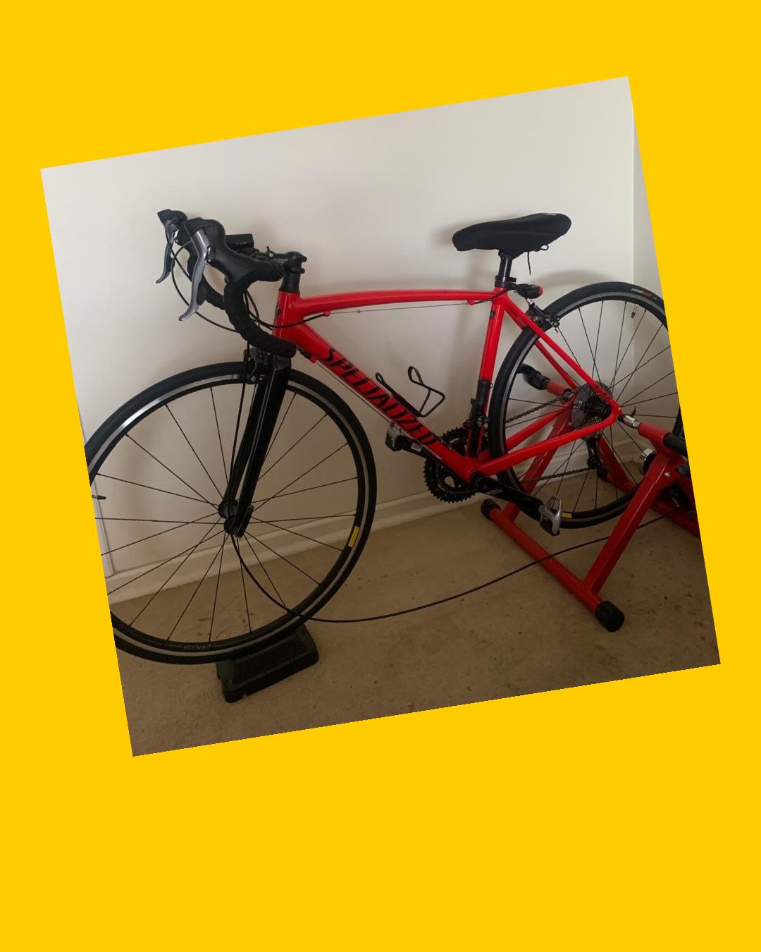 Bicicleta de ruta con casco y zapatillas Specialized, Smith, Spiuk