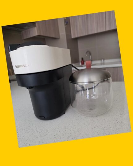 Cafetera + contenedor de cápsulas Nespresso