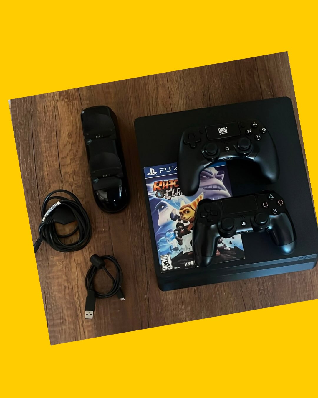 Consola PlayStation 4 (PS4) con 2 controles y juego