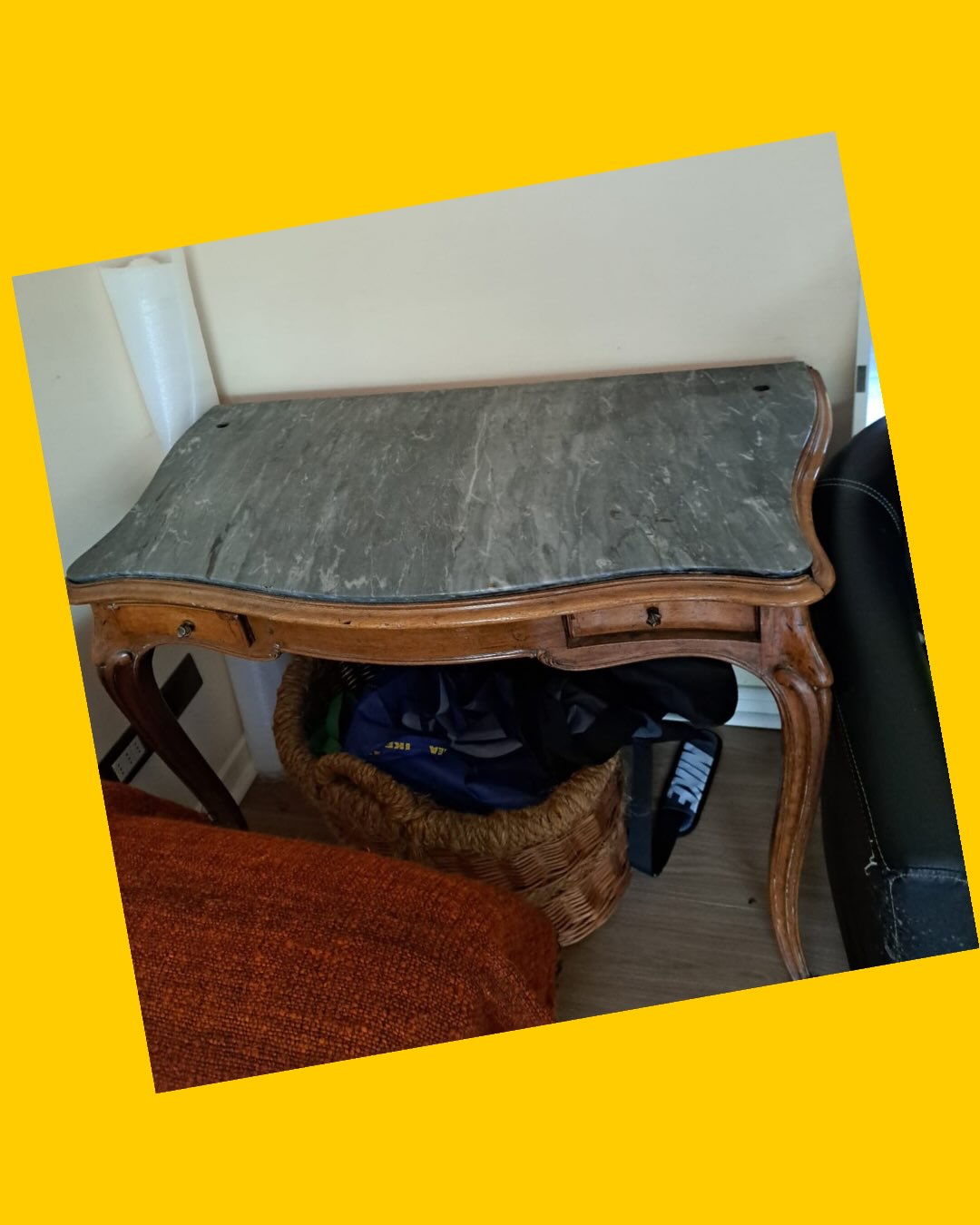 Mesa de mármol con cajón estilo antiguo