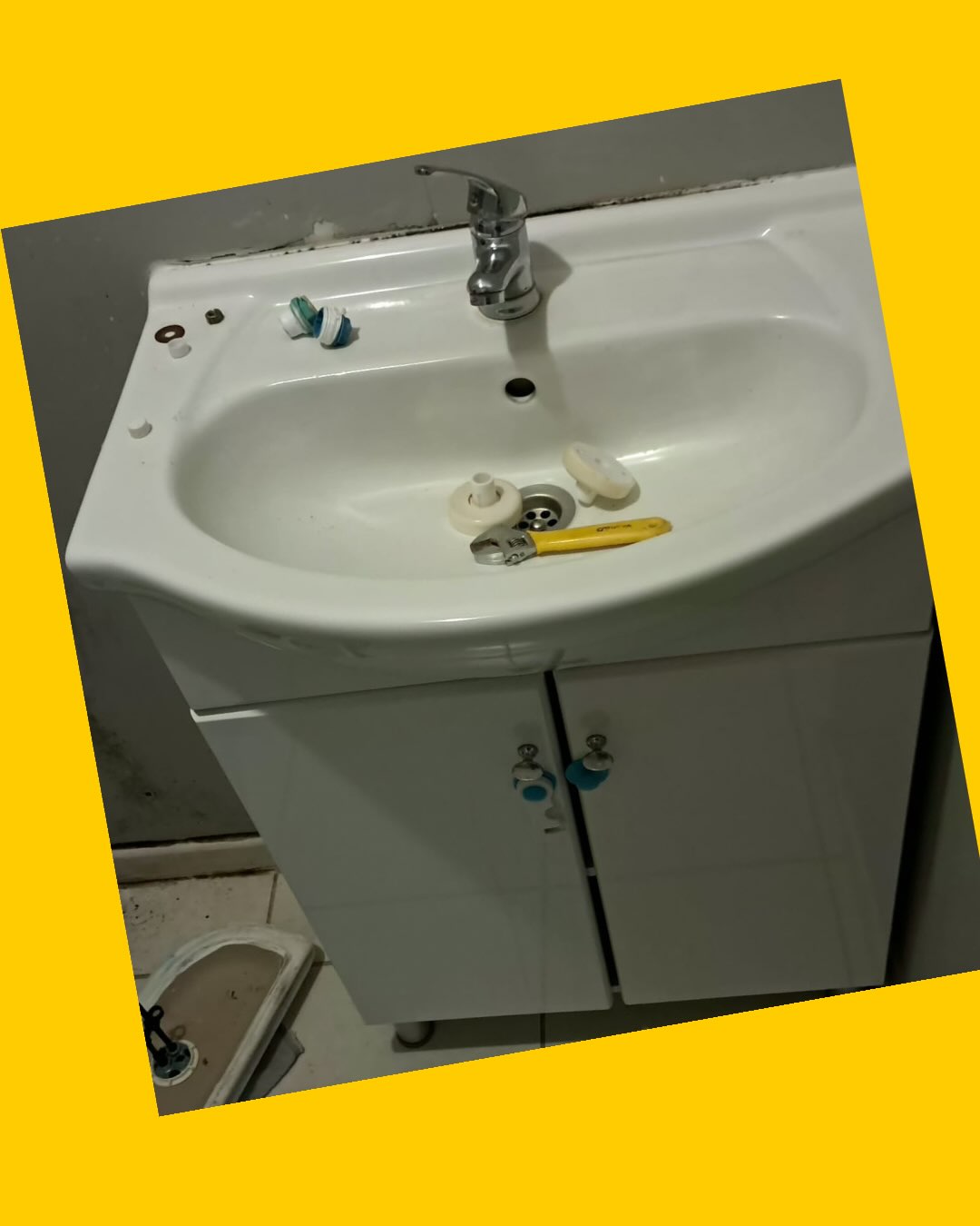 Mueble con lavamanos, lleve y desagüe