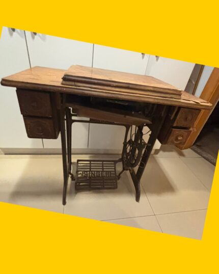 Mueble con máquina de coser Singer
