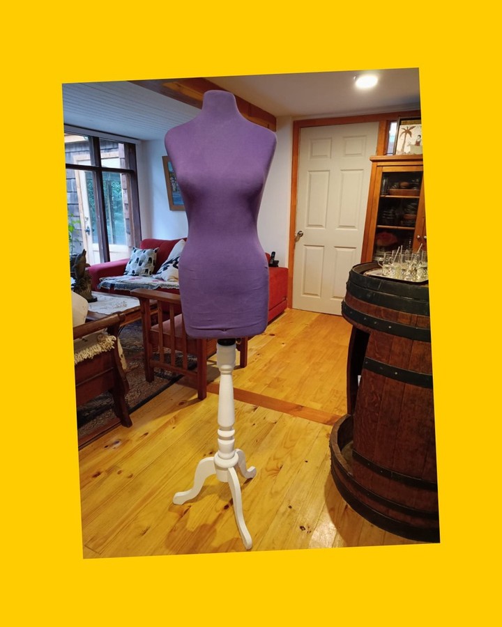 4 Maniquíes (2 con pedestal y 2 sin pedestal)