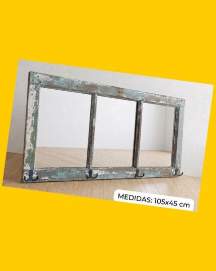 Espejo de ventana reciclada con percheros