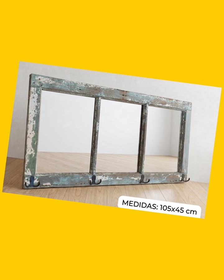 Espejo de ventana reciclada con percheros