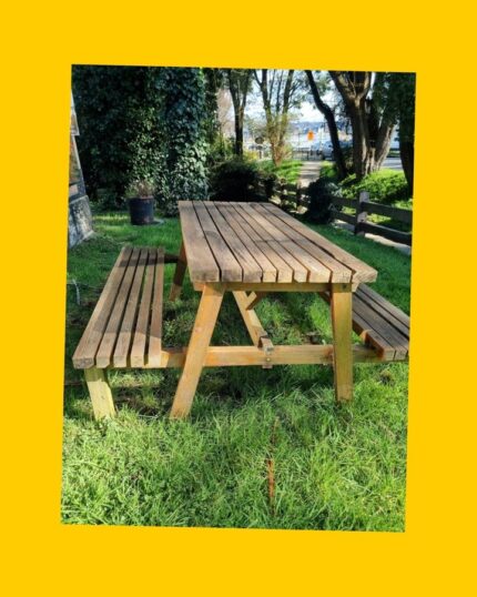 Mesa de terraza de madera con bancos incorporados