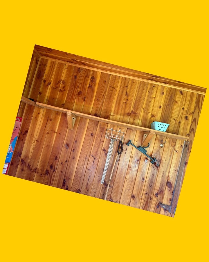 2 repisas de madera con escuadras