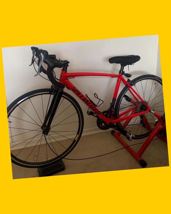 Bicicleta de ruta con casco y zapatillas Specialized