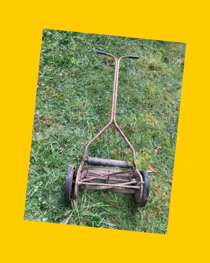 Máquina antigua para cortar pasto Bohrer