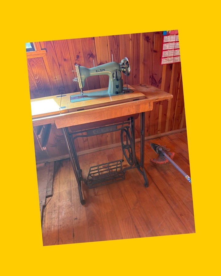 Maquina de coser antigua con mueble Elgin