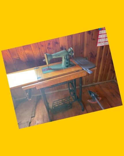 Maquina de coser antigua con mueble, funcionando Elgin