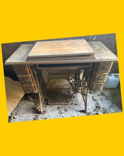 Maquina de coser antigua con mueble Singer