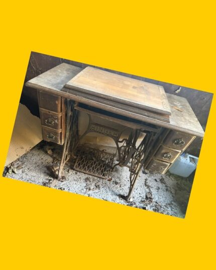 Maquina de coser antigua con mueble Singer