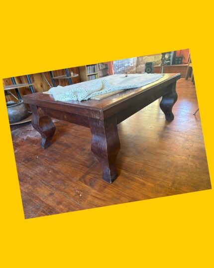 Mesa de centro de madera nativa de alerce y vidrio en la cubierta