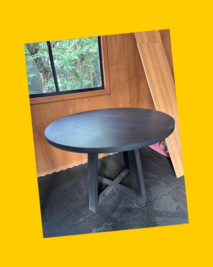 Mesa de comedor redonda de madera