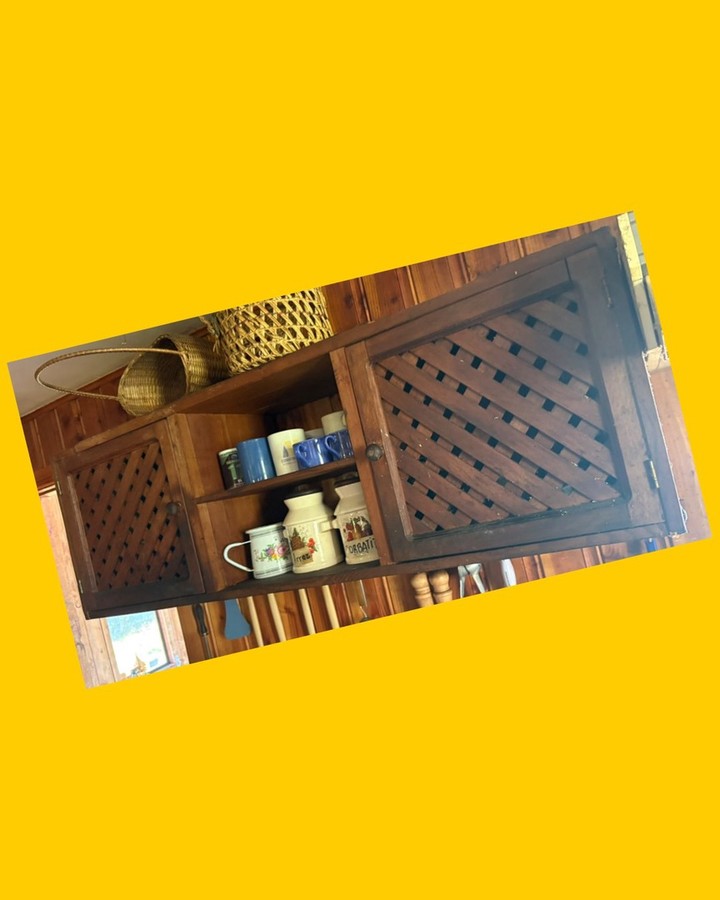 Mueble aéreo de madera nativa de alerce