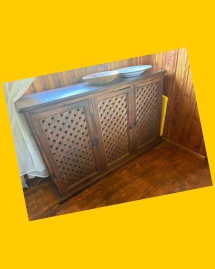 Mueble arrimo con 3 puertas de madera nativa de alerce