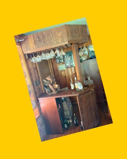 Mueble bar de madera nativa de alerce