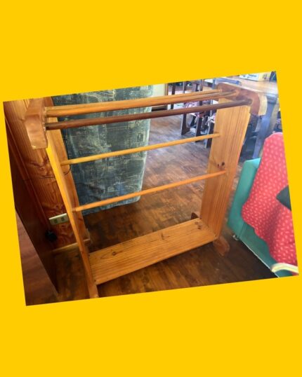 Mueble de madera para colgar ropa