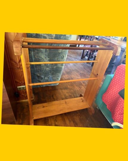 Mueble de madera para colgar ropa