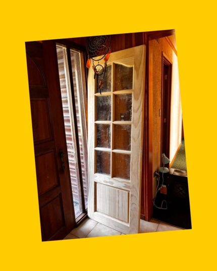 Puerta Pino Radiata Caburga V8 con vidrios Hölztek, Moldupanel