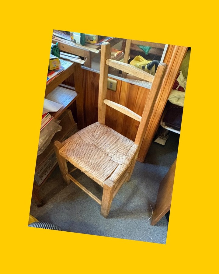 Silla de madera y mimbre
