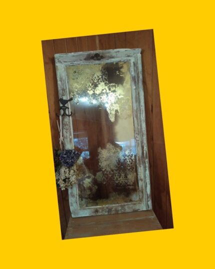 Ventana antigua de alerce restaurada con percha de fierro