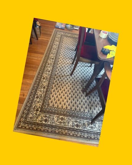 Alfombra antigua en tonos cafés