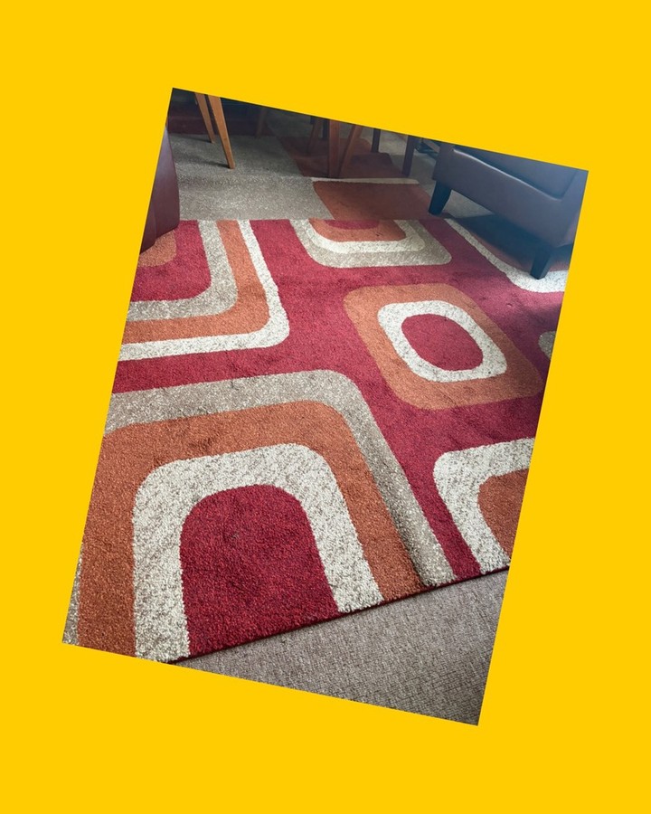 Alfombra roja con diseño