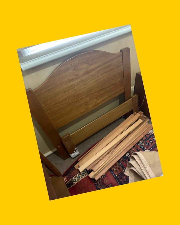 Cama antigua de madera de 1,5 plazas con respaldo y colchón