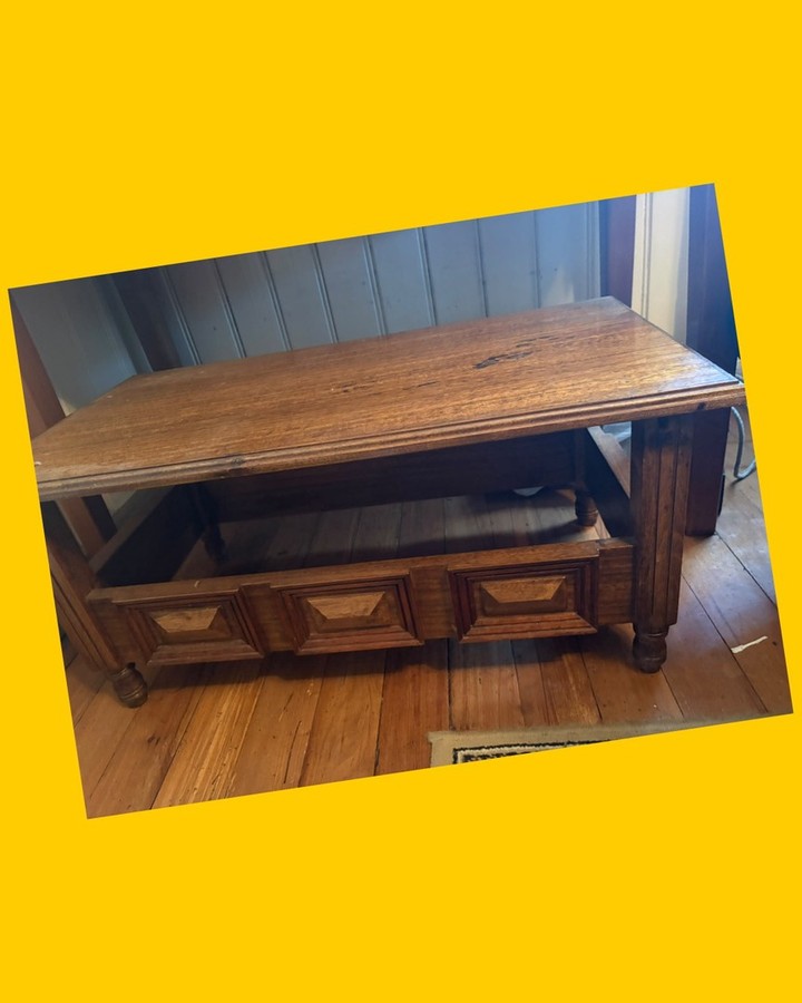 Mesa de centro antigua de madera